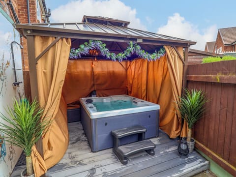 Cottage | Outdoor spa tub