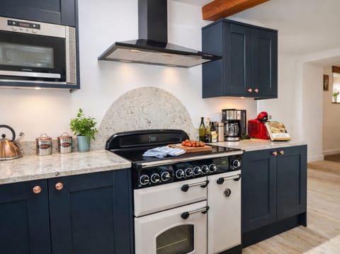 Cottage | Private kitchen | Fridge, dishwasher, electric kettle, toaster