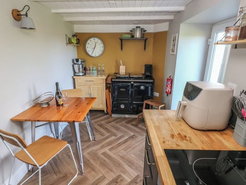 Cottage | Private kitchen | Fridge, dishwasher, electric kettle, cookware/dishes/utensils