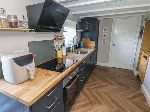 Cottage | Private kitchen | Fridge, dishwasher, electric kettle, cookware/dishes/utensils