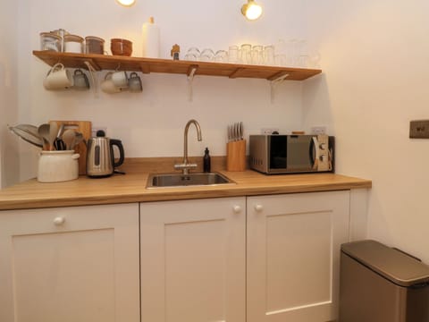 Fridge, dishwasher, cookware/dishes/utensils