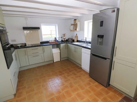 Cottage | Private kitchen | Fridge, dishwasher, electric kettle, toaster