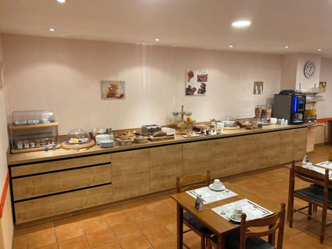 Daily continental breakfast (EUR 10.90 per person)