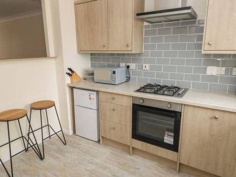 Dishwasher, electric kettle, toaster, cookware/dishes/utensils