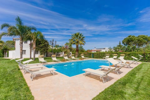 Blue, Swimming Pool, Tree, Resort, Landscaping, Eco Hotel, Estate, Garden, Thermae
