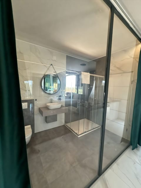 Deluxe Suite, Balcony, Garden View | Bathroom | Shower, free toiletries, hair dryer, towels