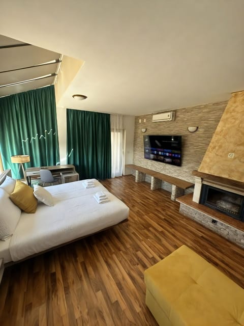 Deluxe Suite, Balcony, Garden View | Free minibar, free WiFi, bed sheets