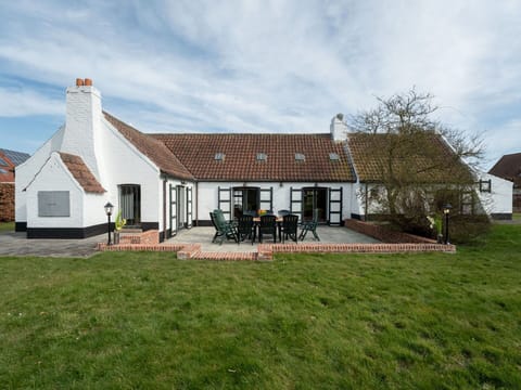Sky, Grass, Roof, Home, House, Cottage, Architecture, Land Lot, Residential Area, Farmhouse