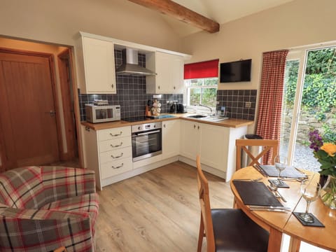 Cottage | Private kitchen | Fridge, cookware/dishes/utensils