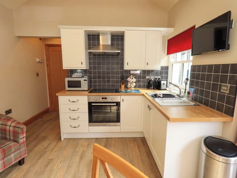 Cottage | Private kitchen | Fridge, cookware/dishes/utensils