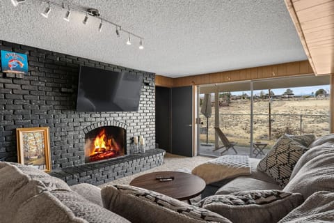 Cozy up by the fire and take in the stunning views! This inviting living space is perfect for movie nights, relaxing with a good book, or sipping your favorite drink as the fire crackles.