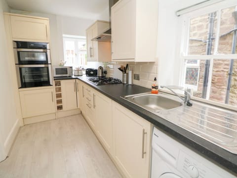 Cottage | Private kitchen | Fridge, electric kettle, toaster, cookware/dishes/utensils