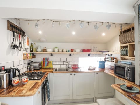 Electric kettle, toaster, cookware/dishes/utensils