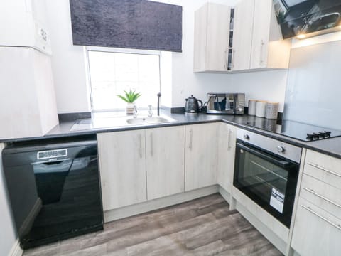 Cottage | Private kitchen | Fridge, electric kettle, toaster, cookware/dishes/utensils