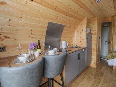 Electric kettle, cookware/dishes/utensils