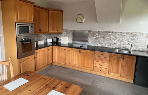 Dishwasher, electric kettle, toaster, cookware/dishes/utensils