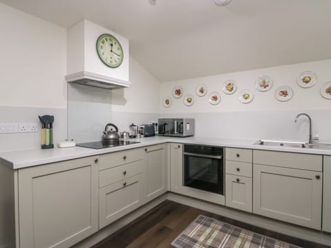 Dishwasher, electric kettle, toaster, cookware/dishes/utensils