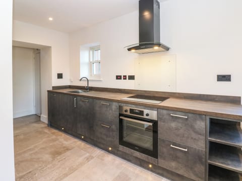 Dishwasher, electric kettle, toaster, cookware/dishes/utensils