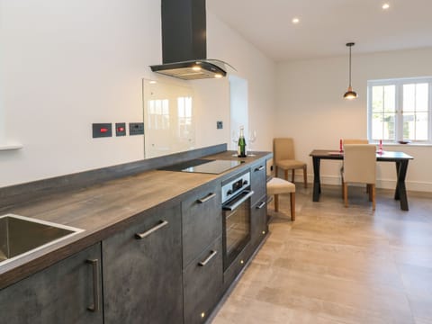 Dishwasher, electric kettle, toaster, cookware/dishes/utensils