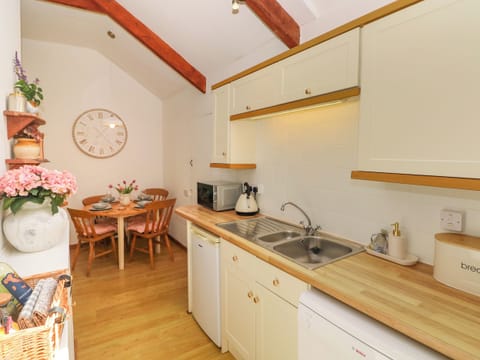 Fridge, dishwasher, cookware/dishes/utensils