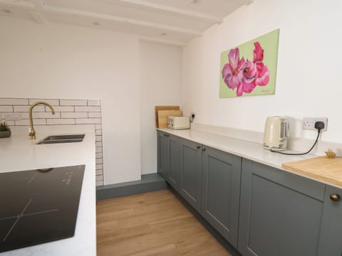 Fridge, dishwasher, electric kettle, cookware/dishes/utensils