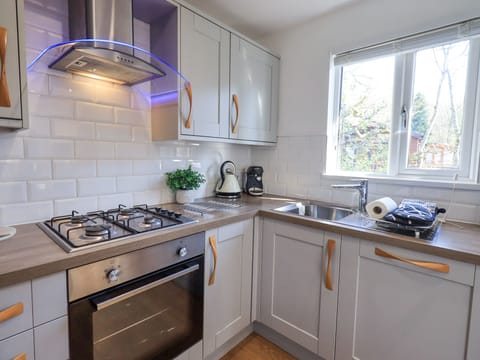 Cottage | Private kitchen | Dishwasher, electric kettle, toaster, cookware/dishes/utensils