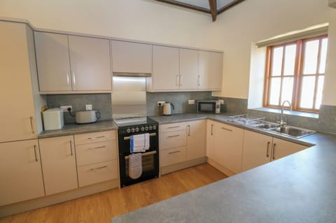 Electric kettle, toaster, cookware/dishes/utensils