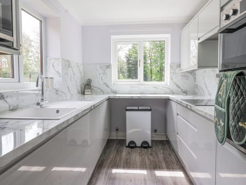 Fridge, dishwasher, cookware/dishes/utensils