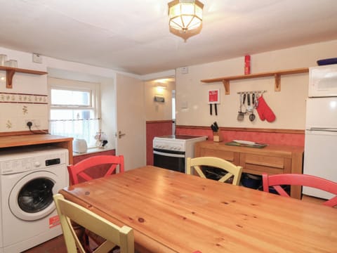 Electric kettle, toaster, cookware/dishes/utensils