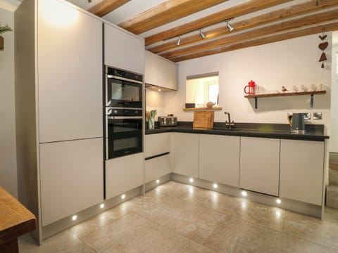 Fridge, dishwasher, cookware/dishes/utensils