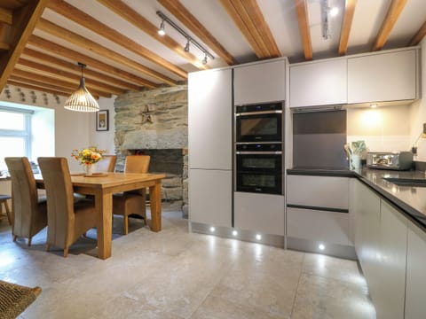 Fridge, dishwasher, cookware/dishes/utensils