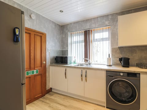 Electric kettle, cookware/dishes/utensils