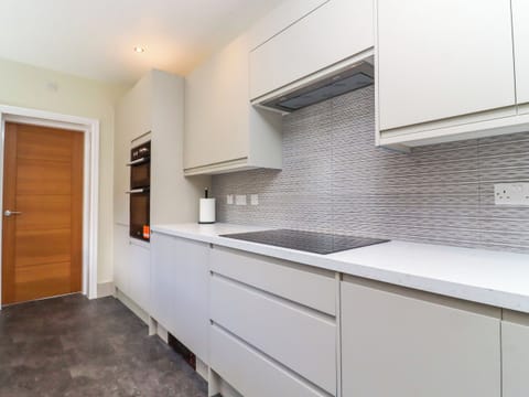 Fridge, dishwasher, toaster, cookware/dishes/utensils