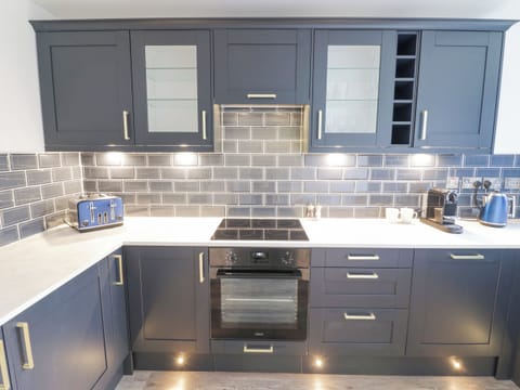 Fridge, dishwasher, cookware/dishes/utensils