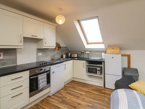 Dishwasher, electric kettle, toaster, cookware/dishes/utensils