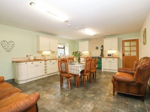 Cottage | Private kitchen | Dishwasher, electric kettle, toaster, cookware/dishes/utensils