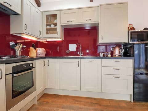 Cottage | Private kitchen | Fridge, dishwasher, electric kettle, toaster