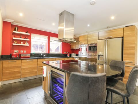 Fridge, dishwasher, toaster, cookware/dishes/utensils