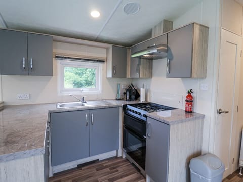 Cottage | Private kitchen | Fridge, electric kettle, toaster, cookware/dishes/utensils