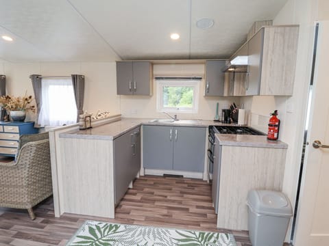 Cottage | Private kitchen | Fridge, electric kettle, toaster, cookware/dishes/utensils