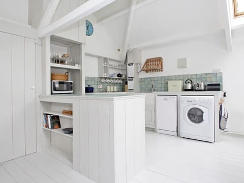 Dishwasher, cookware/dishes/utensils