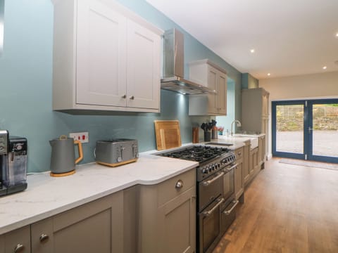 Fridge, dishwasher, cookware/dishes/utensils