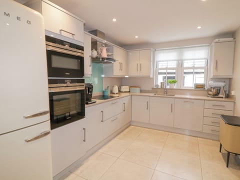 Dishwasher, electric kettle, toaster, cookware/dishes/utensils