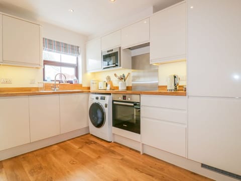 Fridge, dishwasher, electric kettle, toaster