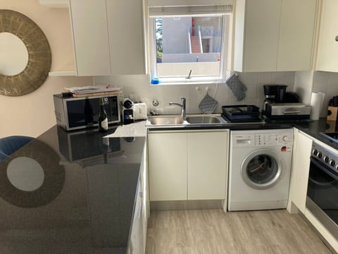 Apartment, 2 Bedrooms, Smoking, Balcony | Laundry