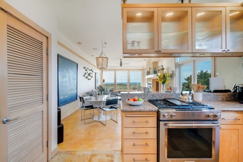 Ocean view fully equipped kitchen with breakfast bar, gas range, dishwasher, full fridge and microwave.
