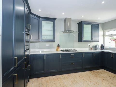 Fridge, microwave, dishwasher, cookware/dishes/utensils