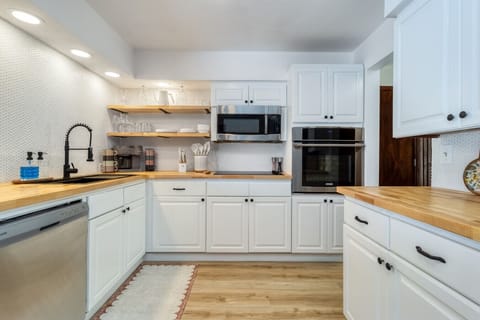 Enjoy cooking in this fully equipped dream kitchen