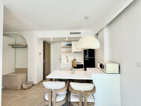 Executive Suite, 2 Bedrooms, Partial Sea View | In-room safe, free WiFi, bed sheets