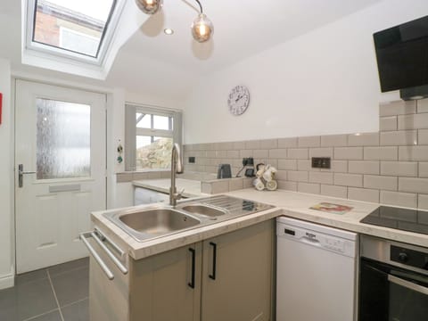 Dishwasher, cookware/dishes/utensils